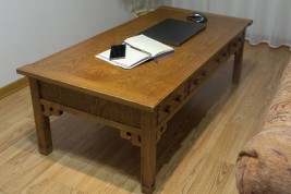 Журнальный столик с тремя ящиками в стиле Greene & Greene