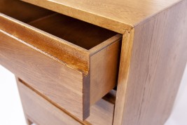 Тумбочка со скрытыми ручками из массива в минималистичном стиле